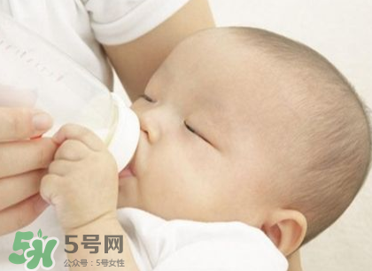 新生兒嗜睡吃奶量少要緊嗎？新生兒吃奶量少怎么辦？