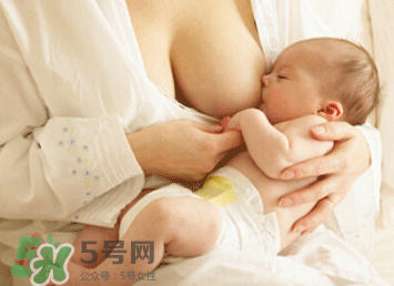 新生兒嗜睡吃奶量少要緊嗎？新生兒吃奶量少怎么辦？