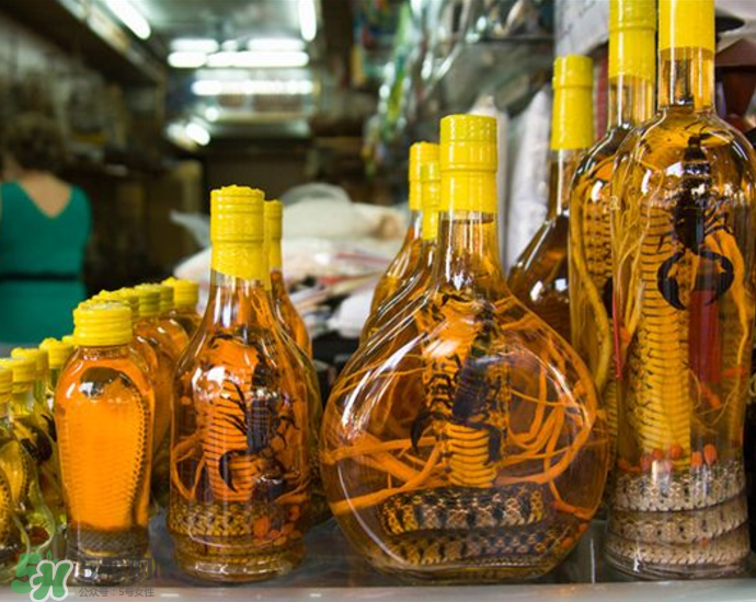 毒蛇泡在酒里為什么不死？毒蛇泡酒不死是什么原因？