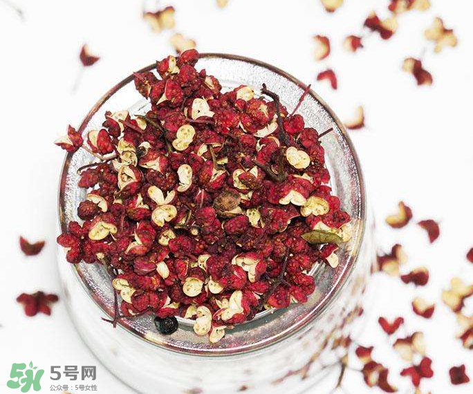 花椒泡腳能治白發(fā)嗎？花椒泡腳白發(fā)能轉(zhuǎn)黑嗎？