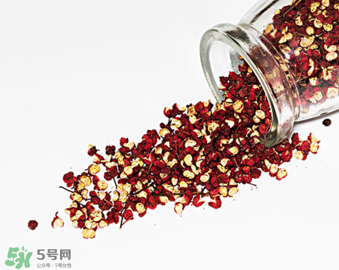 花椒泡腳能治白發(fā)嗎？花椒泡腳白發(fā)能轉(zhuǎn)黑嗎？