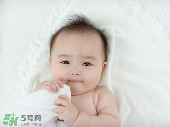 嬰兒幾個(gè)月可以做寶寶椅？嬰兒安全椅安裝方法