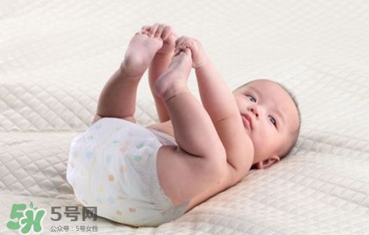 新生兒一天用多少尿不濕？新生兒尿不濕買多大的？