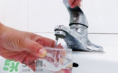 自來水為什么不能直接喝？自來水洗過的水果為什么可以吃？