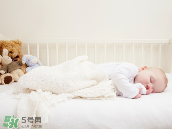 新生兒一天用多少尿不濕？新生兒尿不濕買(mǎi)多大的？