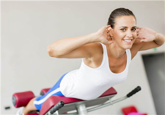 羅馬椅挺身很傷腰嗎？羅馬椅挺身對腰有傷害嗎？