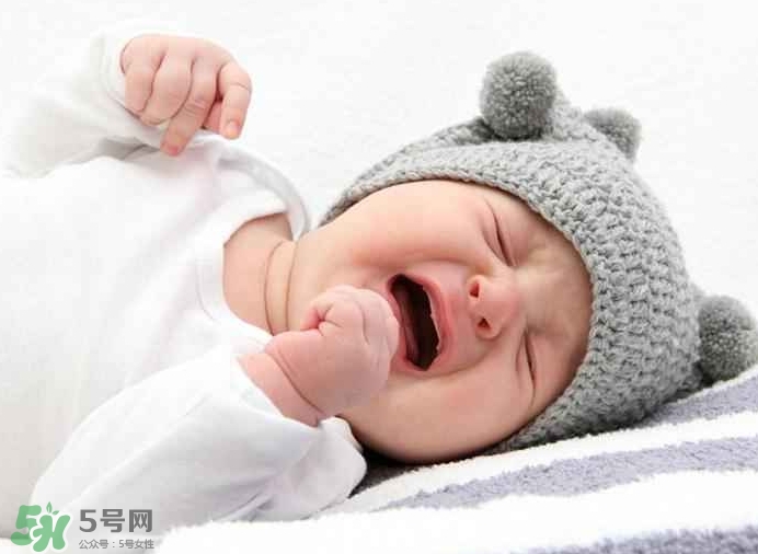 寶寶晚上哭鬧是怎么回事？寶寶晚上哭鬧不睡覺怎么辦？