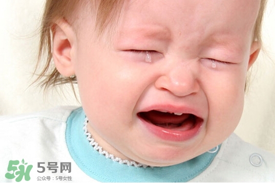 寶寶晚上哭鬧是怎么回事？寶寶晚上哭鬧不睡覺怎么辦？