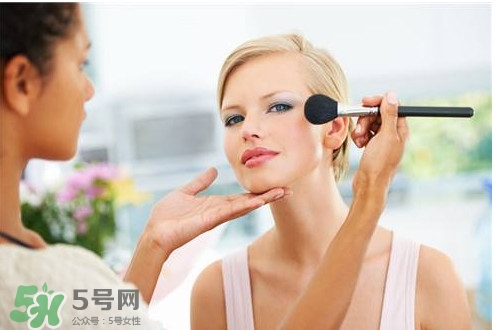 哺乳期可以化妝嗎？哺乳期化妝對(duì)寶寶有影響嗎？