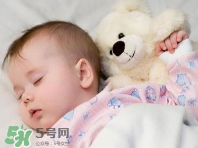 寶寶睡覺出汗多還要蓋被嗎？寶寶睡覺出汗多怎么辦？