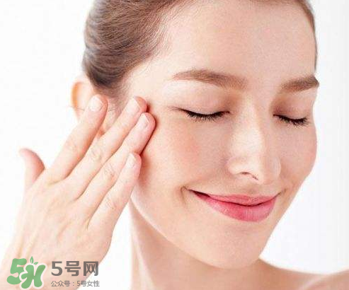 光擦保濕型化妝水就能有效保濕?怎樣正確的使用化妝水？