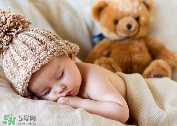 剛出生的寶寶需要枕頭嗎？新生兒需要枕頭定型嗎？