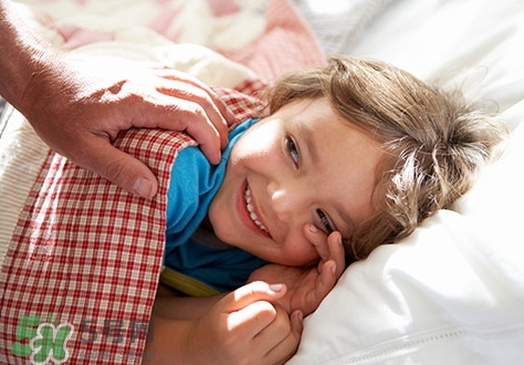 新生兒獨自睡覺好嗎？新生兒要跟父母睡嗎？