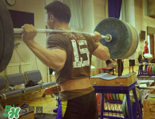 舉重腰帶怎么選擇？舉重腰帶越寬越好嗎？