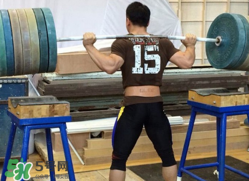 舉重腰帶怎么選擇？舉重腰帶越寬越好嗎？