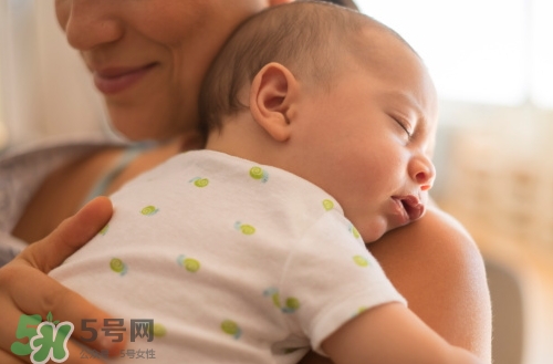 寶寶晚上哭鬧是怎么回事？寶寶晚上哭鬧不睡覺怎么辦？