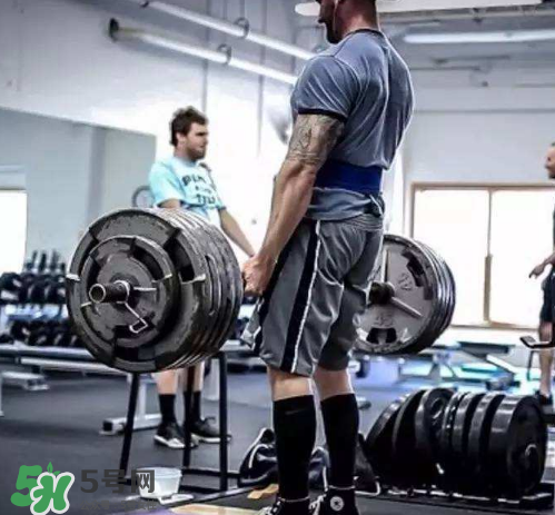 硬拉能練腹肌嗎？硬拉可以練腹肌嗎？