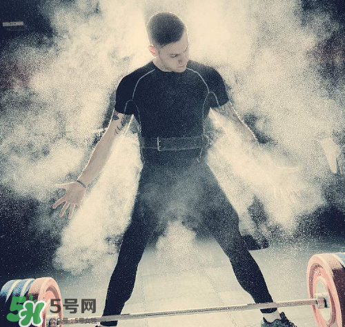 硬拉能練腹肌嗎？硬拉可以練腹肌嗎？