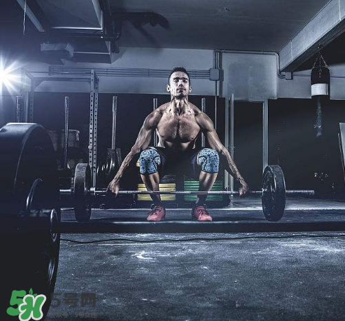 硬拉能練腹肌嗎？硬拉可以練腹肌嗎？