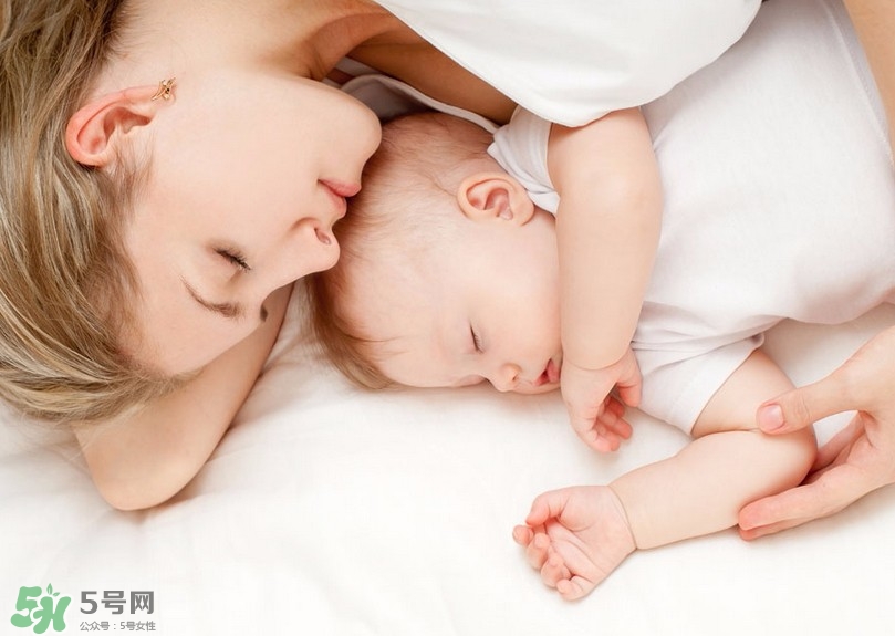 母乳喂養(yǎng)的寶寶需要喂水嗎？母乳喂養(yǎng)的重要性