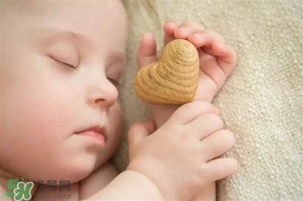 寶寶睡覺(jué)出汗多是什么原因？寶寶睡覺(jué)的常見(jiàn)誤區(qū)