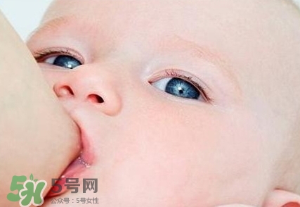 母乳喂養(yǎng)的寶寶大便怎樣正常？母乳喂養(yǎng)的寶寶需要補(bǔ)鈣嗎？