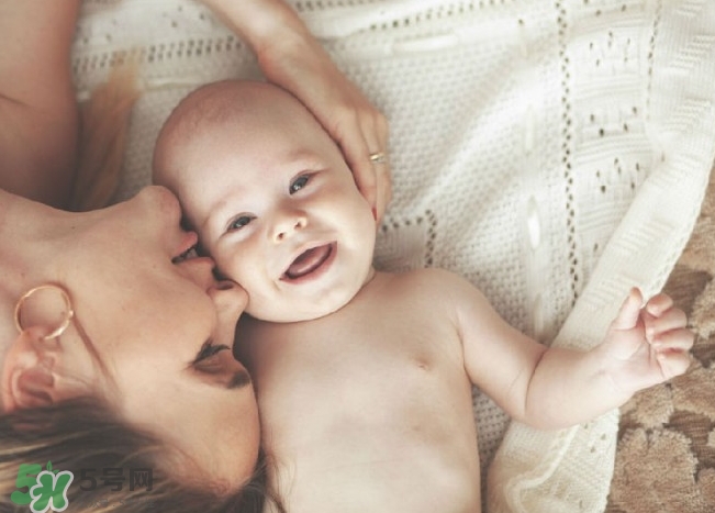 新生兒獨自睡覺好嗎？新生兒要跟父母睡嗎？