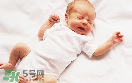 寶寶晚上哭鬧是怎么回事？寶寶晚上哭鬧不睡覺怎么辦？