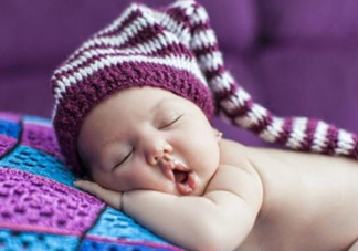 寶寶睡覺出汗多還要蓋被嗎？寶寶睡覺出汗多怎么辦？