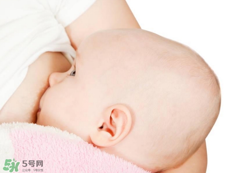 母乳喂養(yǎng)的寶寶大便怎樣正常？母乳喂養(yǎng)的寶寶需要補(bǔ)鈣嗎？