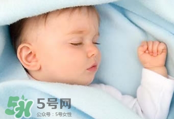 寶寶睡覺出汗多還要蓋被嗎？寶寶睡覺出汗多怎么辦？