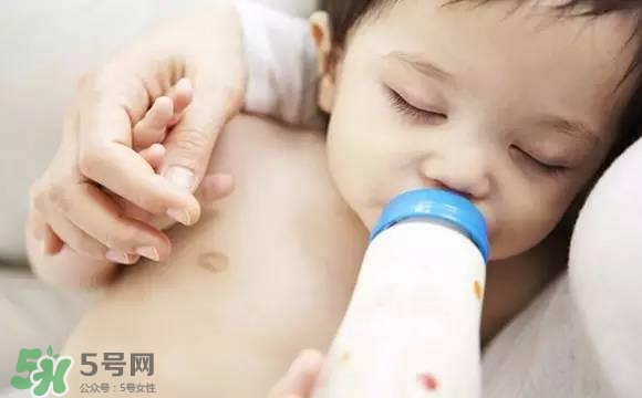 寶寶睡覺吃奶好嗎？寶寶睡覺吃奶怎么辦？