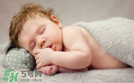 剛出生的寶寶需要枕頭嗎？新生兒需要枕頭定型嗎？