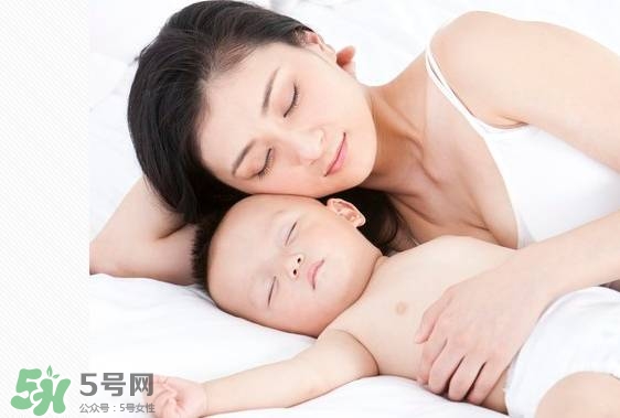 寶寶睡覺突然大哭是什么原因？寶寶睡覺突然哭醒怎么辦？