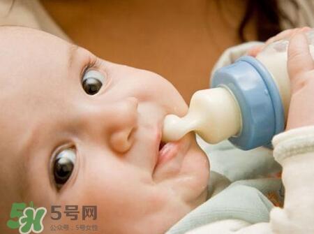 寶寶睡覺吃奶好嗎？寶寶睡覺吃奶怎么辦？