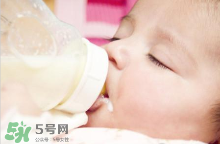 寶寶睡覺吃奶好嗎？寶寶睡覺吃奶怎么辦？
