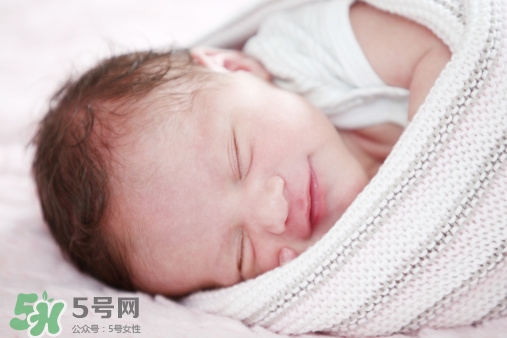 寶寶睡覺(jué)頭出汗是熱嗎？寶寶睡覺(jué)頭出汗是怎么回事？