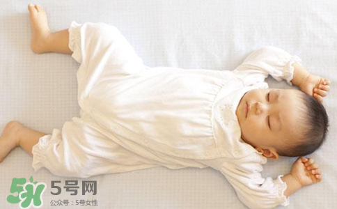 寶寶睡覺突然大哭是什么原因？寶寶睡覺突然哭醒怎么辦？