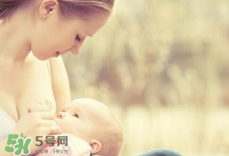 母乳喂養(yǎng)的寶寶大便怎樣正常？母乳喂養(yǎng)的寶寶需要補(bǔ)鈣嗎？