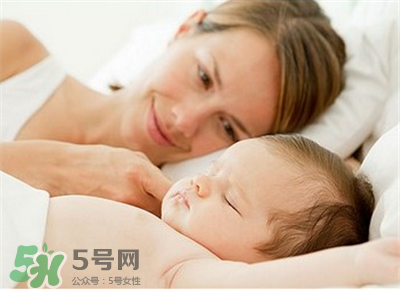 寶寶睡覺(jué)出汗多是什么原因？寶寶睡覺(jué)的常見(jiàn)誤區(qū)