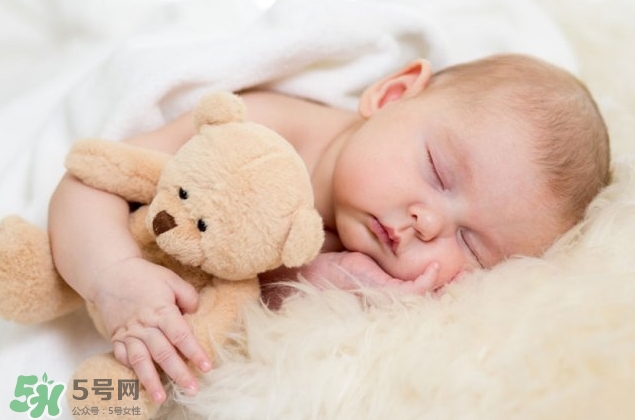 剛出生的寶寶需要枕頭嗎？新生兒需要枕頭定型嗎？