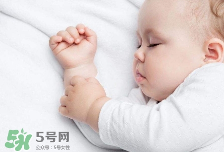 母乳喂養(yǎng)的寶寶需要喂水嗎？母乳喂養(yǎng)的重要性