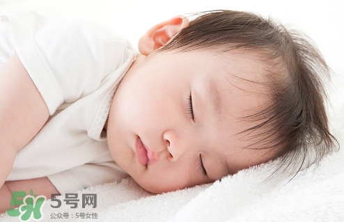 母乳喂養(yǎng)的寶寶需要喂水嗎？母乳喂養(yǎng)的重要性