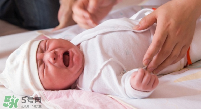 寶寶睡覺突然大哭是什么原因？寶寶睡覺突然哭醒怎么辦？