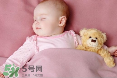 母乳喂養(yǎng)的寶寶需要喂水嗎？母乳喂養(yǎng)的重要性