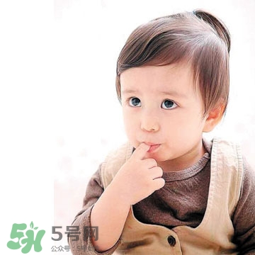 寶寶晚上哭鬧是怎么回事？寶寶晚上哭鬧不睡覺怎么辦？