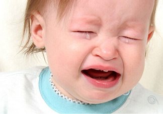 寶寶晚上哭鬧是怎么回事？寶寶晚上哭鬧不睡覺怎么辦？