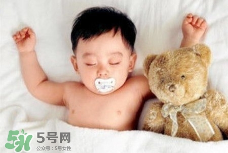 寶寶睡覺出汗多還要蓋被嗎？寶寶睡覺出汗多怎么辦？