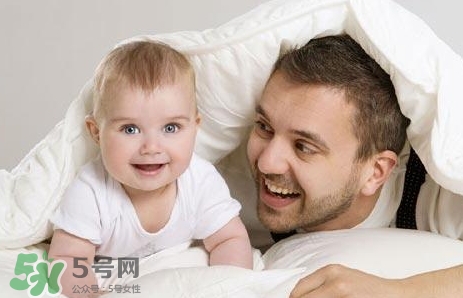 寶寶晚上哭鬧是怎么回事？寶寶晚上哭鬧不睡覺怎么辦？