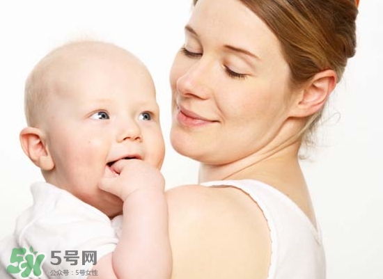 母乳喂養(yǎng)胸部會(huì)變形嗎？如何避免產(chǎn)后乳房變形？